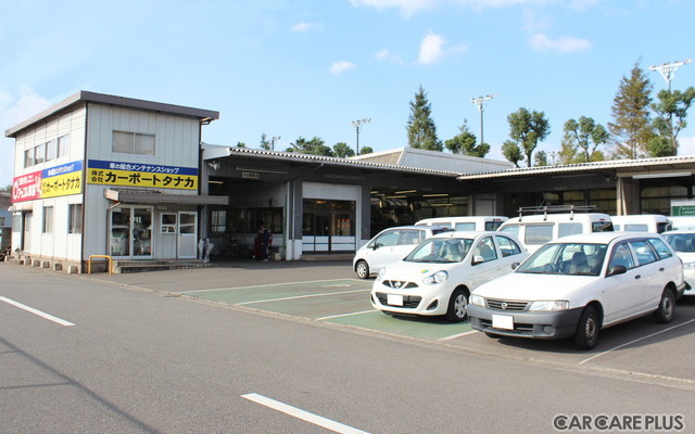 「カーポートタナカ」の店舗前には広く大きな駐車場があり、スムーズに入庫できる