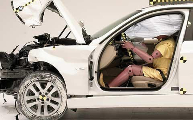 BMW 3シリーズ など…米国IIHSの安全性テストで最高評価を獲得