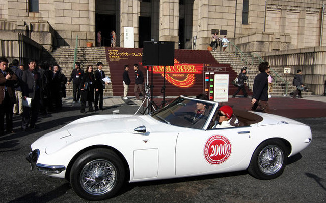 クラシックカーフェスタ…唐沢寿明が 2000GT で100台を牽引