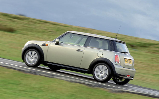 MINI ホットラウンジがオープン、サプライズ展示も　12月8-25日