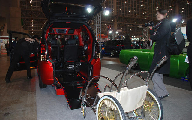 【東京オートサロン09】身障者も注目した埼玉自動車大学校の福祉車両