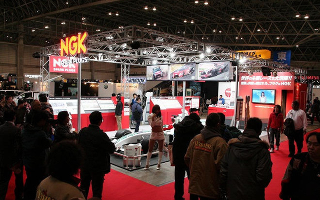 【東京オートサロン09】写真蔵…NGK がスパーク