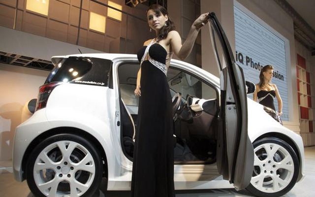 【東京オートサロン09】写真蔵…トヨタ iQ フォトセッション