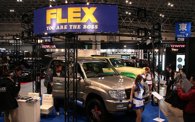 【東京オートサロン09】写真蔵…FLEX のランクル と ハイエース