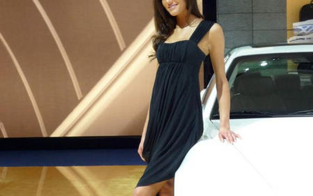 【デトロイトモーターショー09】高級車に華を添える美しい女性
