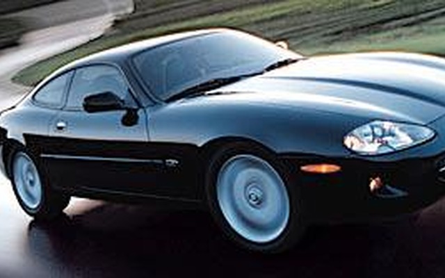 ジャガー『XK8』の広告、当局から厳重注意