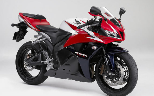 ホンダ CBR600RR に電子制御式コンバインドABS搭載モデル