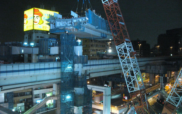 大規模クレーン架設工事…首都高大橋JCT