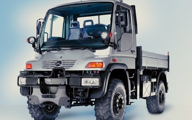 ボンド御用達？ 道路も線路も走れるベンツがフルモデルチェンジ