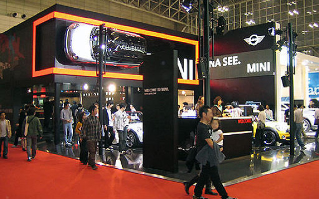 ディーラーの壁をMINIが走る？…宝塚　3月2日から