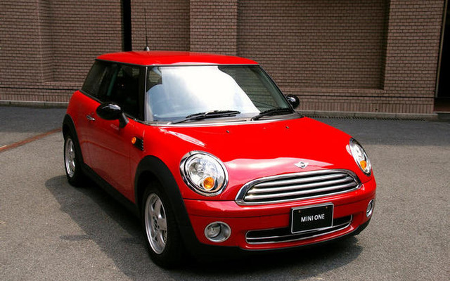 MINI 50台、東京都心を走る…ブランド生誕50周年記念