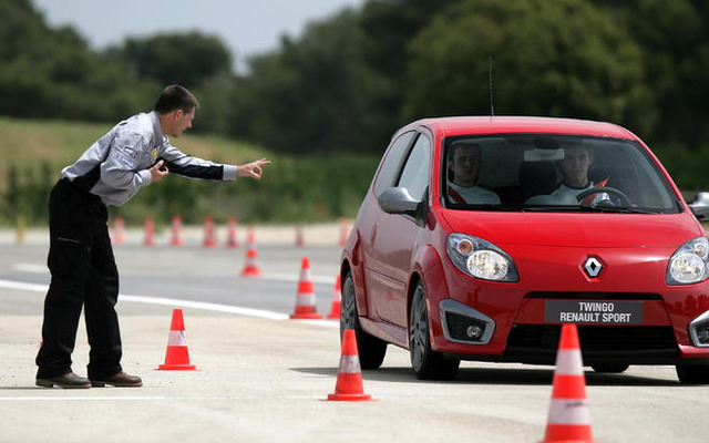 ルノースポールの体験プログラム…愛車でのサーキット走行や工場見学