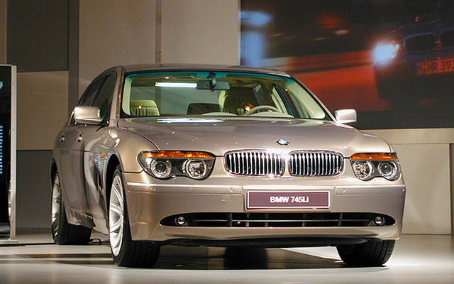 BMWに脅かされるメルセデスベンツの地位……あせりとひんしゅく
