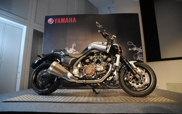 【東京モーターサイクルショー09】ヤマハ VMAX に触れる数少ないチャンス