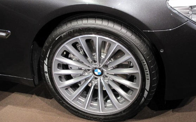 【BMW 7シリーズ 新型発表】4輪操舵システムで小回りスイスイ