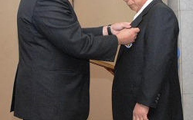 新日本石油の渡会長、ルーマニア国家勲章を受章