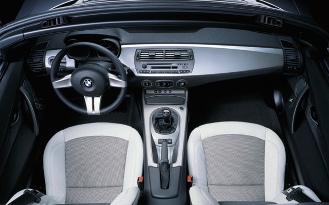 【BMW『Z4』最速情報】広く……荷物はゴルフバッグ2人分