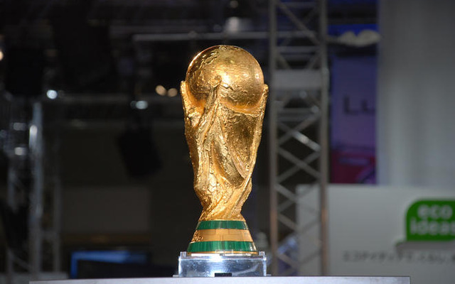 ソニー、W杯の優勝カップにフラッシュの嵐…フォトエキスポ09