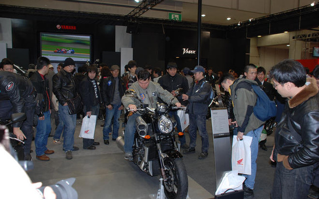 【東京モーターサイクルショー09】ヤマハ VMAX の周りは黒山の人