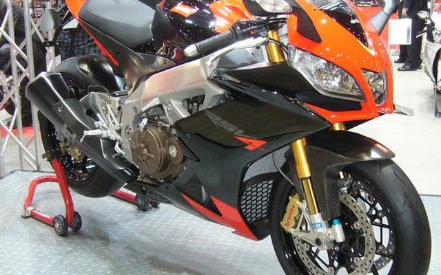 【東京モーターサイクルショー09】SBKレプリカマシンを年後半に発売…アプリリア