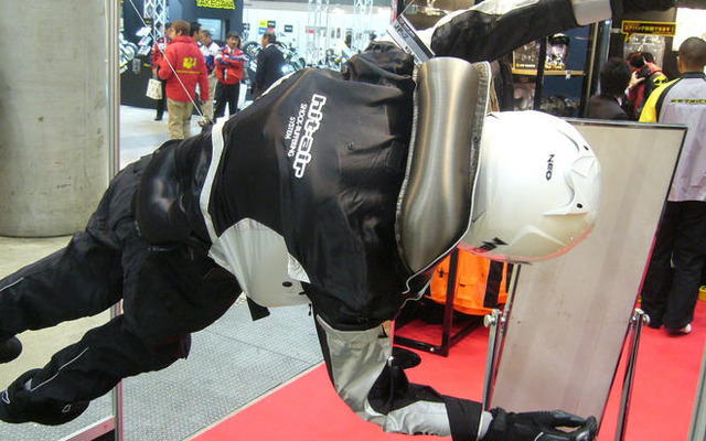 【東京モーターサイクルショー09】進化するプロテクターの世界