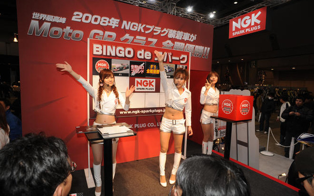 【東京モーターサイクルショー09】追っかけまで登場　NGKスパークプラグダンス部