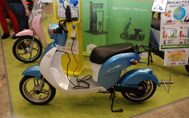【東京モーターサイクルショー09】イー・キューブ、電動バイクのレンタルが好評