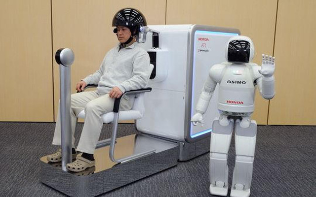 考えるだけでロボットを制御---ホンダ子会社、ATR、島津製作所が技術開発