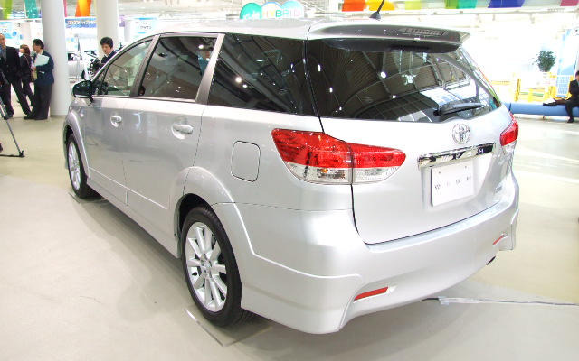 【トヨタ ウィッシュ 新型発表】上に アイシス、下に フィールダー