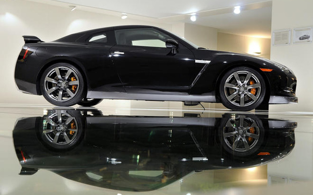 日産 GT-R、英国で待望の第1号車をデリバリー