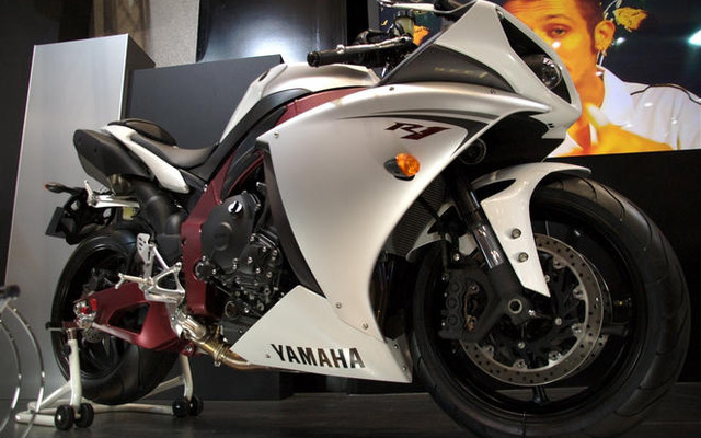 ヤマハ YZF-R1 …スーパースポーツモデルを国内投入