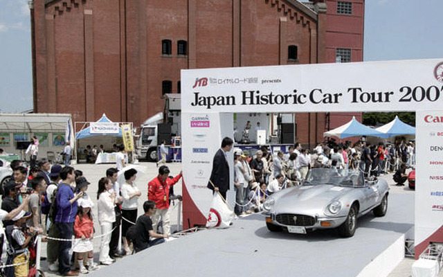 世界の名車が赤レンガ倉庫に　ヒストリックツアー開催中