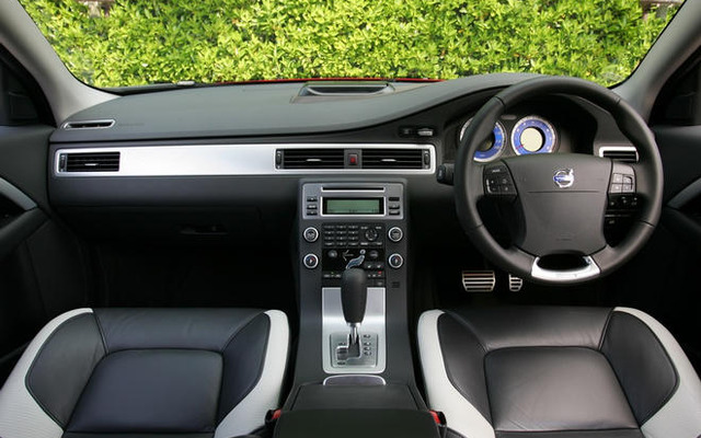 【ボルボ V70 2.5T Rデザイン 発売】クールな専用インテリア