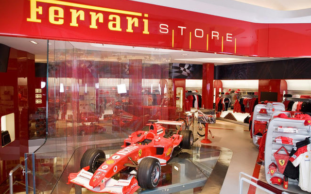 フェラーリストア、英国第1号店がオープン