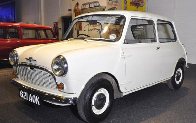MINI がメモリアルバースデー…50周年