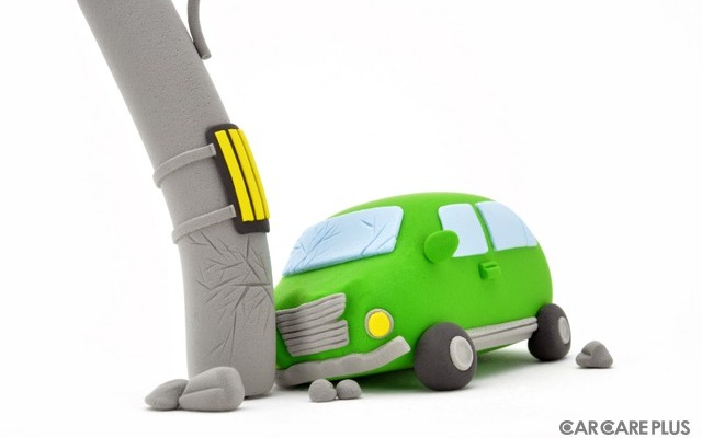 自分で車をぶつけてしまった時に必要な保険は？