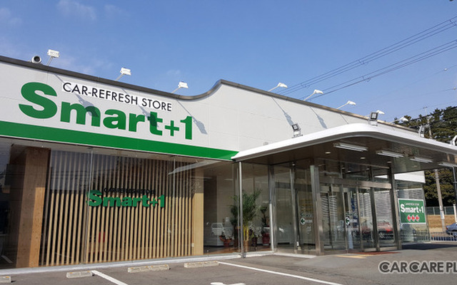 2月9日にオープンした「smart＋1茨木西店」。ガラス貼りのオープンな雰囲気が印象的だ