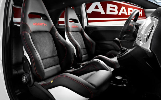 アバルトの新型シート…レース直系イメージ