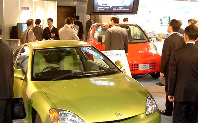 次世代自動車をゆったりとした雰囲気でお勉強---こんな展示会はいかが?