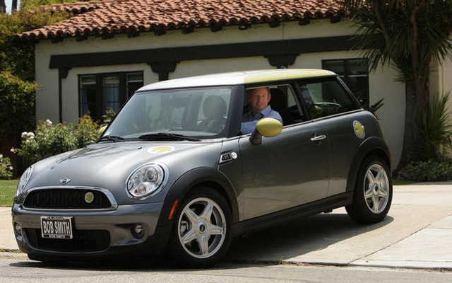 MINI の電気自動車、第1号車をデリバリー