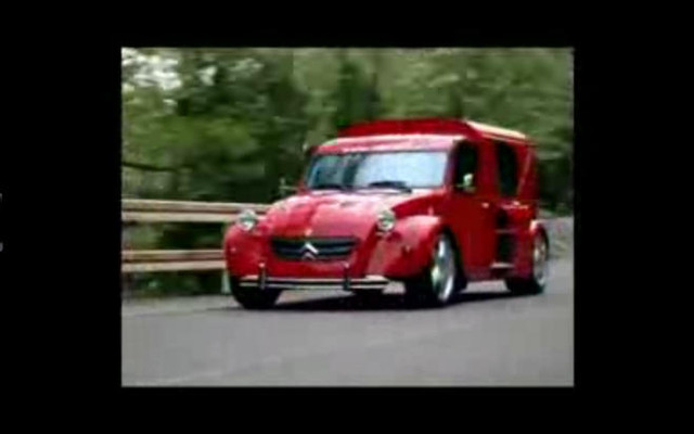［動画］フェラーリ F355 とシトロエン 2CV が合体!! 超クレイジーな1台