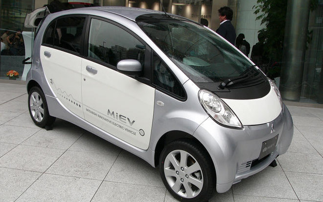 【新聞ウォッチ】政府の温室ガス中期目標「新車2台に1台エコカーに」