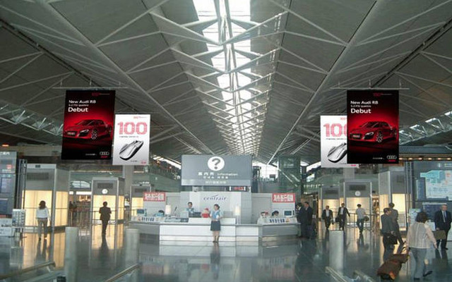 アウディ R8 が空港ジャック！