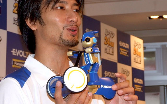 ルマン24時間を電池2本で…『エボルタ号』デモ走行