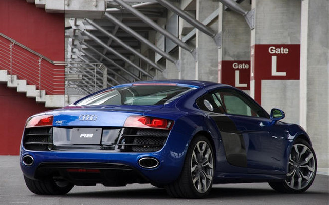 アウディ R8 V10モデル 発売…ライバルは？