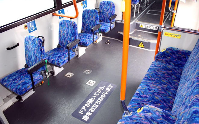 バス車内事故防止のため、床にステッカー