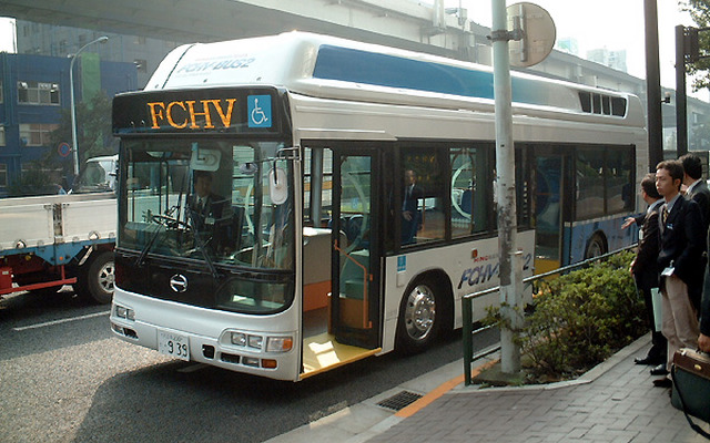 【東京ショー2002出品車】トヨタ『FCHV-BUS2』、公道試乗会でアクシデント