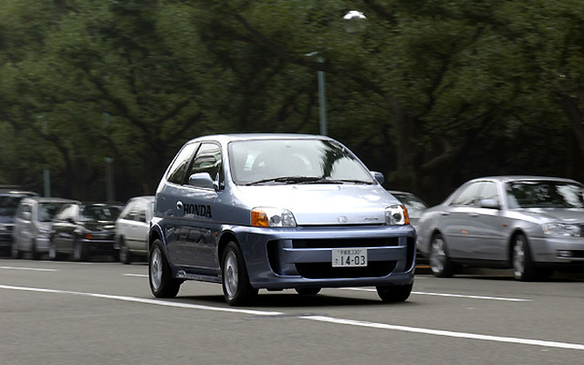 ホンダ、燃料電池市販車『FCX』のプロトタイプ発表……実験車からここが変わった