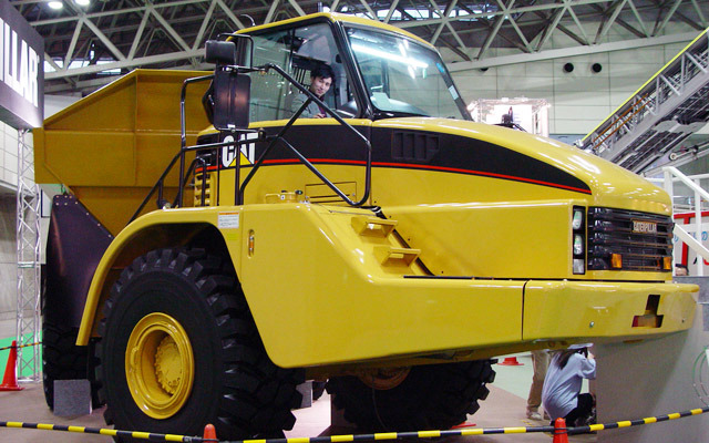 【東京ショー2002速報】俺が一番ビッグだぜ---新キャタピラー三菱『CAT740』