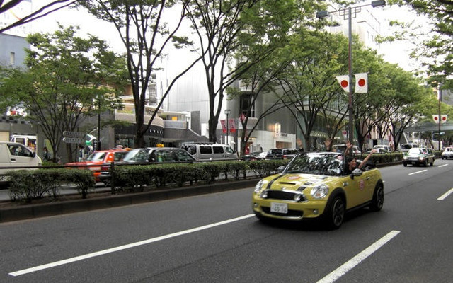 手放し運転？　MINIコンバーチブル が50歳の誕生日にデモ走行